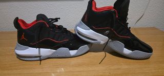 Zapatillas Jordan Negras y Rojas Talla 42