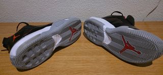 Zapatillas Jordan Negras y Rojas Talla 42