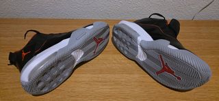 Zapatillas Jordan Negras y Rojas Talla 42