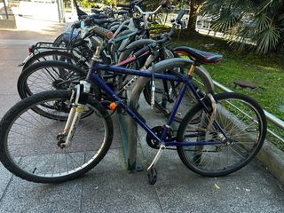 Bicicleta azul con cambios shimano