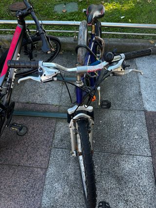 Bicicleta azul con cambios shimano