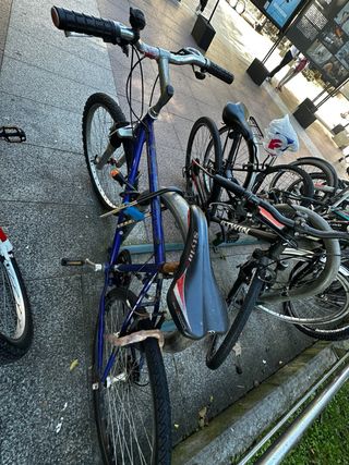 Bicicleta azul con cambios shimano