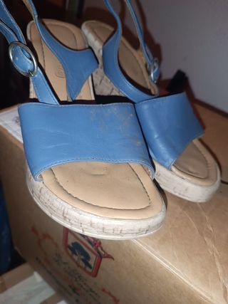 Sandalias cuña azul y beige