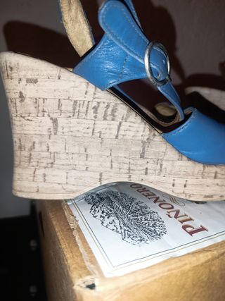 Sandalias cuña azul y beige