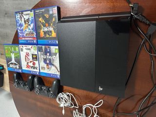 PS4 (PlayStation 4) + 2 Mandos + 5 Juegos