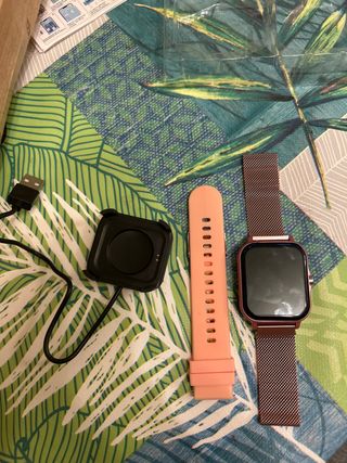 Reloj inteligente rosa y marrón