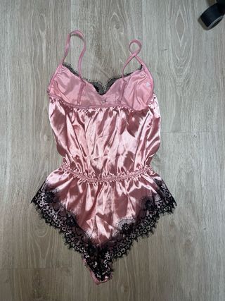 Camisón de satén con encaje negro 