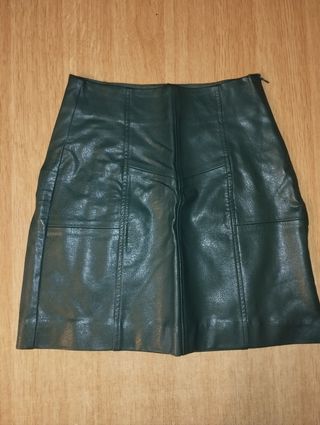 Falda verde efecto piel