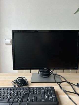 Monitor Dell, Teclado y Ratón Negro