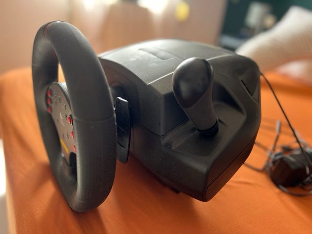 Volante Logitech Momo Racing