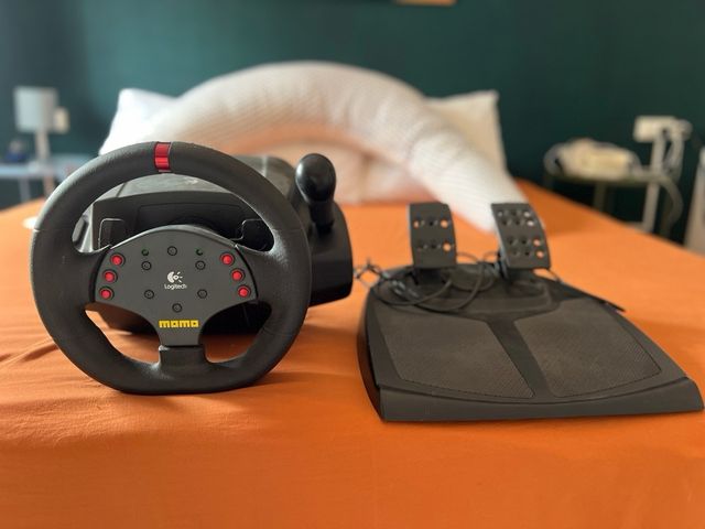 Volante Logitech Momo Racing