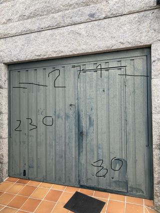 Puerta de garaje automática con mando a distancia 