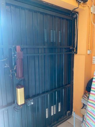 Puerta de garaje automática con mando a distancia 