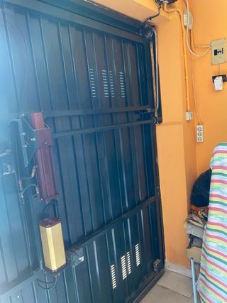 Puerta de garaje automática con mando a distancia 