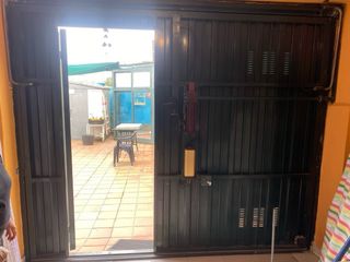 Puerta de garaje automática con mando a distancia 