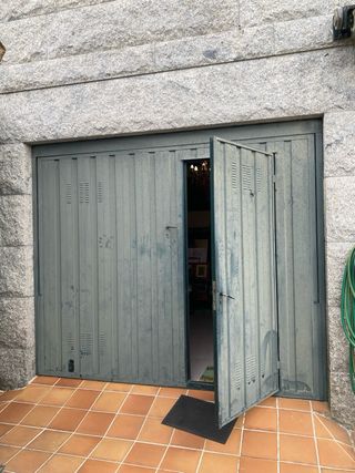 Puerta de garaje automática con mando a distancia 