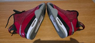 Zapatillas Jordan Talla 42 Rojas y Negras