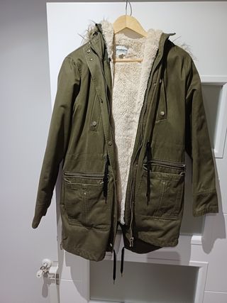 Chaqueta Stradivarius verde con capucha