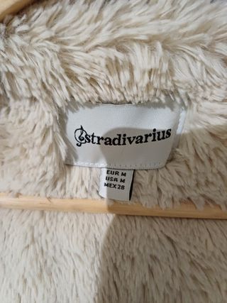 Chaqueta Stradivarius verde con capucha