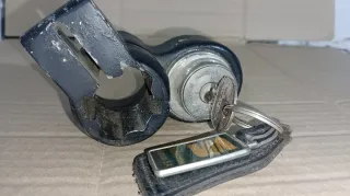 Clausor con soporte Seat 600 y llave