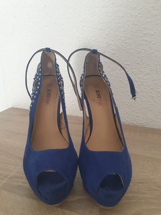 Zapatos de fiesta azul con tachuelas
