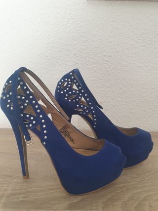 Zapatos de fiesta azul con tachuelas