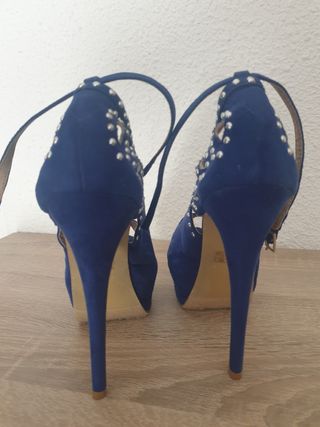 Zapatos de fiesta azul con tachuelas