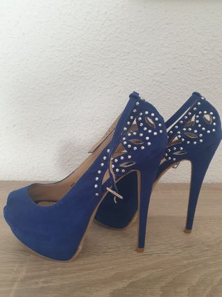 Zapatos de fiesta azul con tachuelas