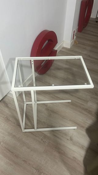 Mesa auxiliar cristal y metal.
VITTSJO.  