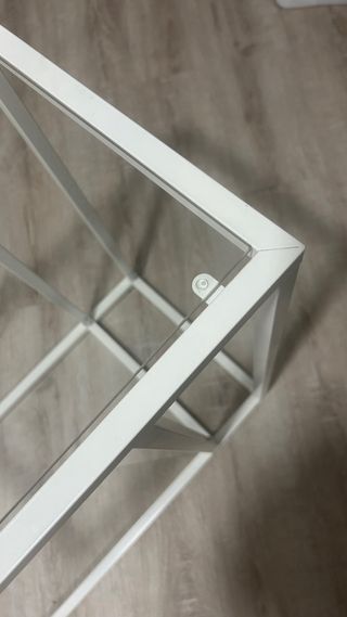 Mesa auxiliar cristal y metal.
VITTSJO.  