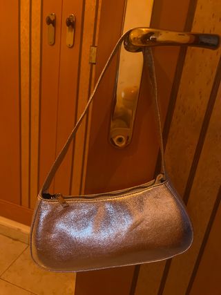 Bolso de hombro plateado