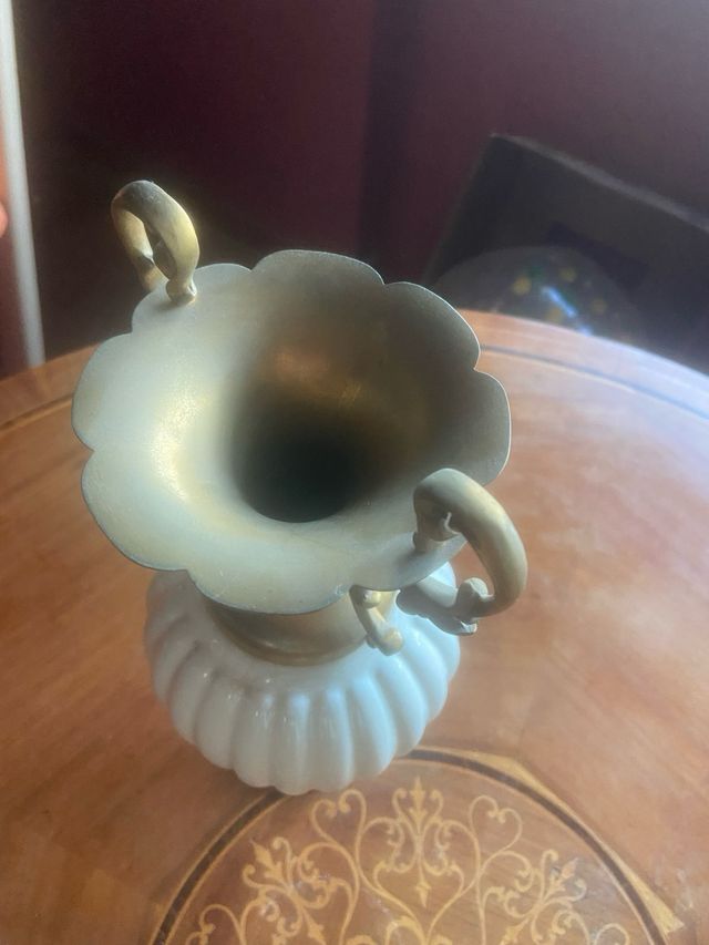 Vaso Anfora Stile Liberty Oro e Bianco