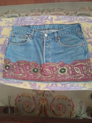 Minifalda vaquera bordada con lentejuelas