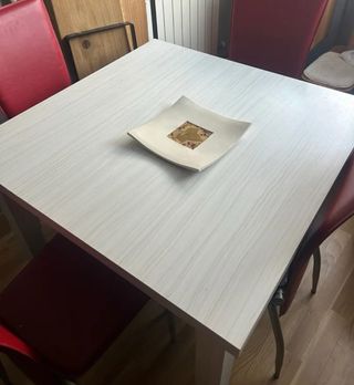 Mesa de comedor blanca y gris clarito 