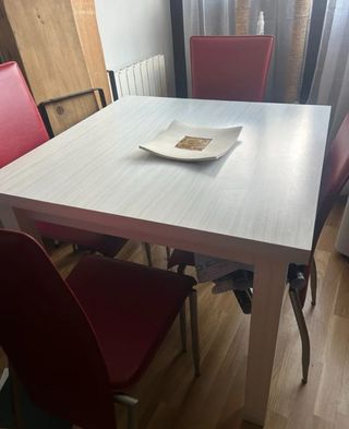 Mesa de comedor blanca y gris clarito 