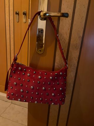 Bolso ante rojo con tachuelas plateadas