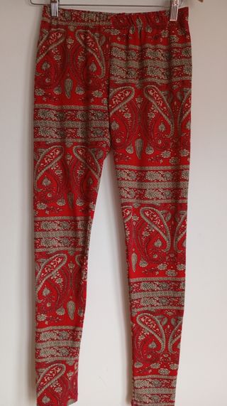 Leggings rojos con estampado paisley