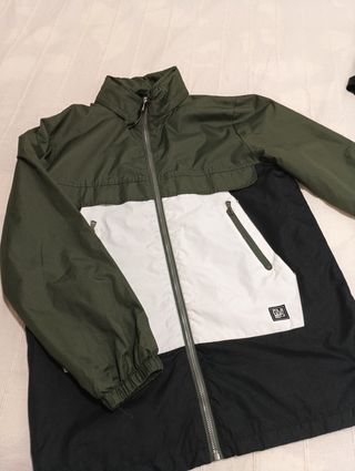 Parka verde, blanca y negra