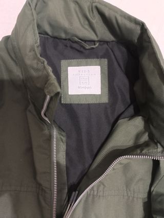 Parka verde, blanca y negra