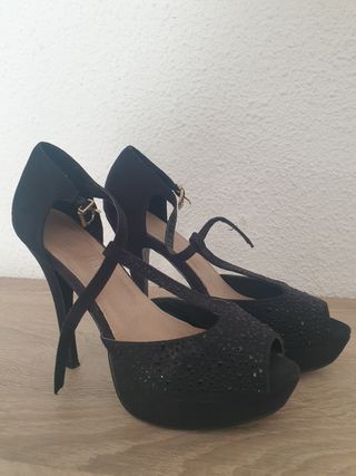 Zapatos de tacón negros con pedrería