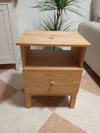 Mesita de noche de madera