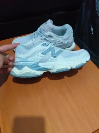 Zapatilla New Balance Beige y Gris