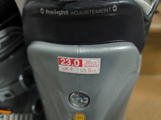 Botas de esquí Salomon plateadas de mujer. 