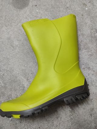 Botas de agua verdes y grises