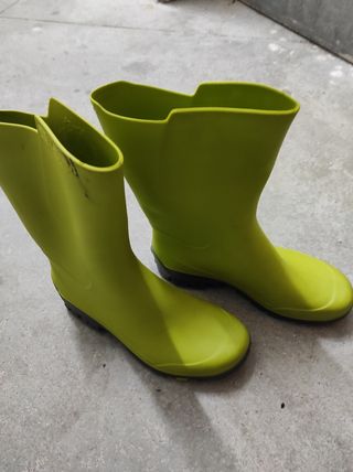 Botas de agua verdes y grises