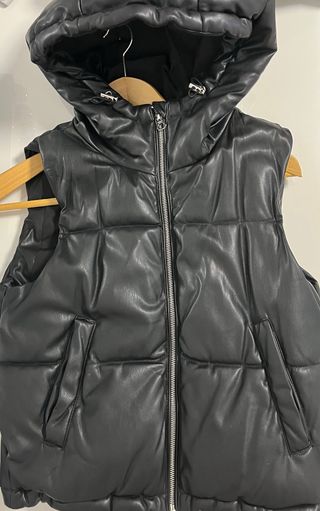 Chaleco acolchado cuero negro con capucha