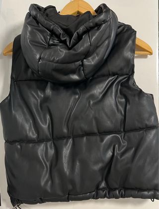 Chaleco acolchado cuero negro con capucha