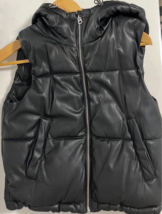 Chaleco acolchado cuero negro con capucha