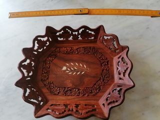 Cesto in legno intagliato