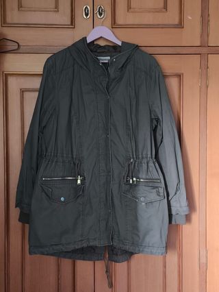 Parka verde militar con capucha